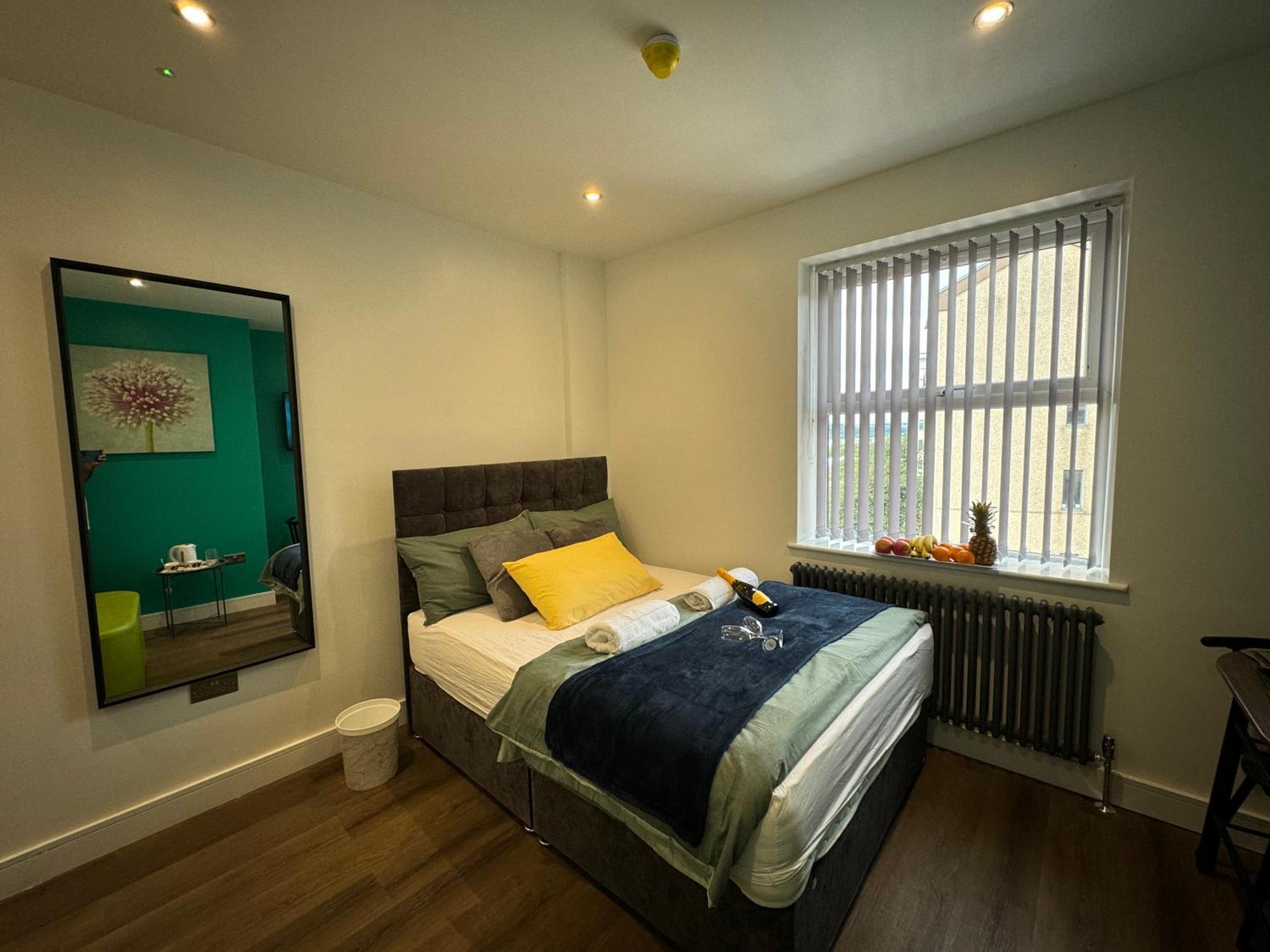 Southgate Luxury Apartments Elland Exteriör bild